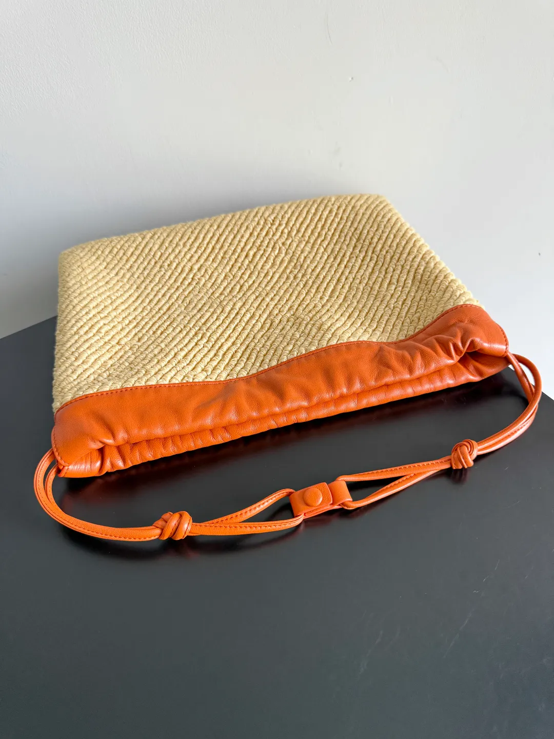 Batch 1460 BV is new in summer! The very popular dustbag has also been added to the new straw series. It is a large size. The raffia and burnt orange garbage bag is more casual and lazy. Who needs an open bag when going out in the summer? I really recommend this one. The large opening design is very convenient for taking items when you go out. The shape of the storage bag is very old-fashioned, retro and charming. The overall look is cute and bulging. The hand-carrying method is very playful. The shoulder strap is adjustable. You can adjust it to the length you like according to your preference. It can be worn under the arm, on one shoulder, cross-body, or by hand. Four carrying methods can be realized in one bag. Style number: 829218 Size: 32*23*1cm